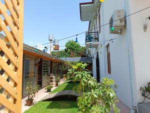 un patio de un edificio con plantas en el lateral en Hotel ROUTE 62, en Zaqatala