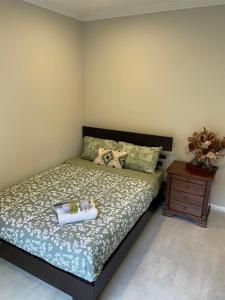 un dormitorio con una cama con dos animales de peluche en -The Garden Room - with Private Entrance & Private Bathroom, en Wentworthville