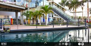 una piscina frente a un edificio con palmeras en Maison 7, en El Obour