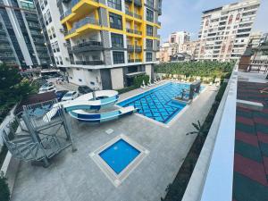 an overhead view of a swimming pool in a city at 70qm Apartment in Alanya, 2 Zimmer, Strandnähe in Alanya