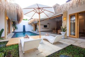 水明漾‎的住宿－Simple & Magical Villas. Villa Sambali llI，一座带游泳池和遮阳伞的别墅