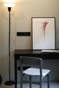 una silla sentada frente a un escritorio con una foto en City center modern appartment, en Odessa 16 fotos más