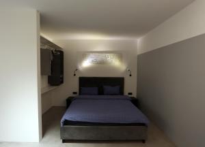Un dormitorio con una cama grande en una habitación. en City center modern appartment, en Odessa