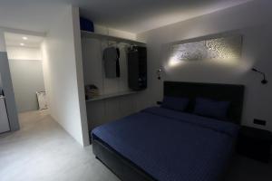 Un dormitorio con una cama con un edredón azul. en City center modern appartment, en Odessa
