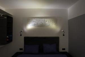 1 dormitorio con 1 cama con 2 luces encima en City center modern appartment, en Odessa