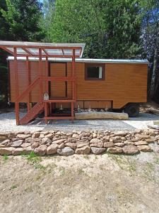 a tiny house on a trailer in a yard at Maringotka Lesní Mlýn in Nový Rychnov