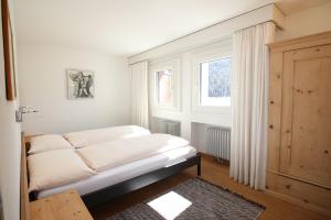 um quarto com uma cama e uma janela em Residenza Lagrev 2 Zimmerwohnung - Nr 002 - Typ 21A - Hochparterre - Süd West em Sils Maria