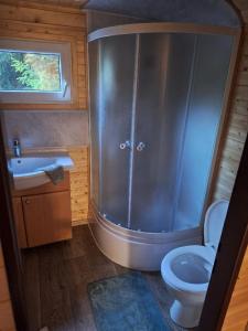 Koupelna v ubytování Maringotka Lesní Mlýn