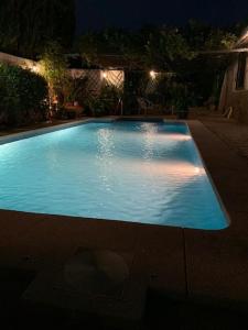 uma grande piscina azul à noite em Chalet con piscina privada em Blanca