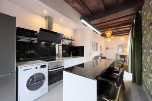 eine Küche mit Waschmaschine und Trockner in der Unterkunft Fabulous One bedroom Apartament in Poble nou in Barcelona