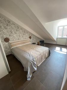 a bedroom with a large bed in a attic at Happyhouse in Turin