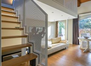 een woonkamer met een trap en een bank bij FRAMES Relax in La Morra +64 foto's