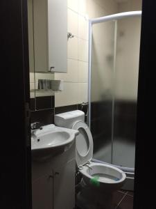 Ένα μπάνιο στο Hotel Oaza
