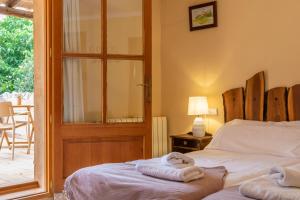een slaapkamer met een bed met handdoeken erop bij Finca es Rafal, Agroturisme in Montuiri