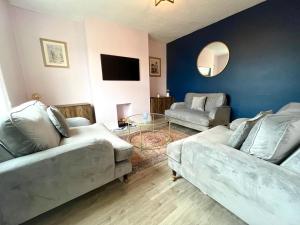 uma sala de estar com dois sofás e uma mesa em Woodside Road, Southbourne em Bournemouth