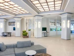 A television and/or entertainment centre at AquaClub GRIFID Hotel Bolero - Ultra All Inclusive & Private Beach