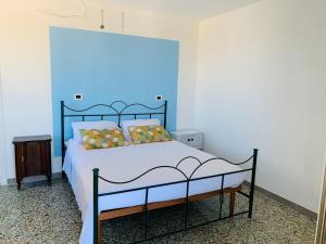 a bedroom with a bed with a blue wall at B&B Casa Chicchina in Ischitella