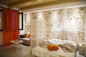sypialnia z łóżkiem z moskitierą w obiekcie AC Homes Christos w Retimnie