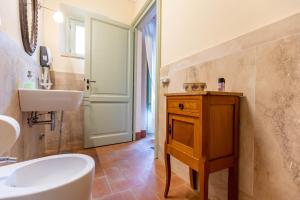 y baño con aseo, lavabo y bañera. en Agriturismo I Savelli, en Castiglione dʼOrcia