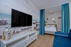 プツクにあるApartament Wejhera Vの壁にテレビが掛かっているリビングルーム
