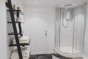 y baño con ducha y cabina de ducha acristalada. en Peaceful Retreat Suite - Simple2let Serviced Apartments, en Halifax