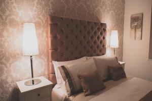 a bedroom with a bed with a large padded headboard at Peaceful Retreat Suite - Simple2let Serviced Apartments in Halifax