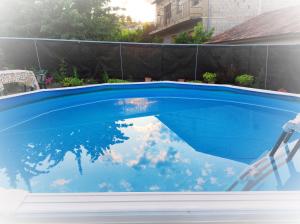Sotoserrano的住宿－Casa Carla，后院带椅子的蓝色游泳池