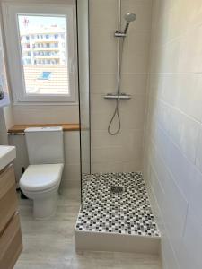 a bathroom with a shower with a toilet and a window at Studio Neuf CentreVille Climatisé #13 in Toulon