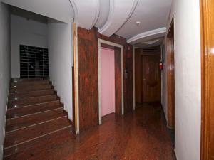 un pasillo con escaleras y una puerta rosa en Mahendra Hotel, en Mysore