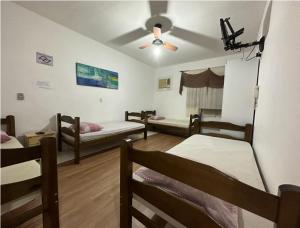 里貝朗普雷圖的住宿－Pousada Anhanguera，客房设有四张床和吊扇。