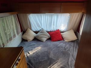 Postel nebo postele na pokoji v ubytování Przyczepa Kempingowa Niewiadów nad morzem Chłapowo