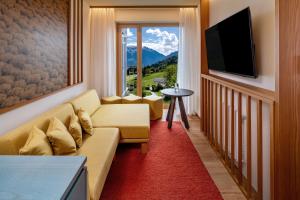 Falkensteiner Family Hotel Montafon - The Leading Hotels of the World的电视和/或娱乐中心