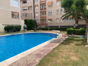 uma grande piscina em frente a um edifício em Piso vacacional con piscina en Benicassim em Benicàssim