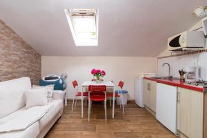 a kitchen and a living room with a table and a couch at La Casa de Mamasita (Casa completa) in Queveda