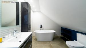 Koupelna v ubytování Wonder Home - Apartamenty w sercu Karpacza, blisko deptaka i terenów zielonych + 66 fotografií