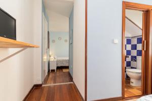 a hallway with a toilet and a mirror at La Casa de Mamasita (Casa completa) in Queveda +80 photos