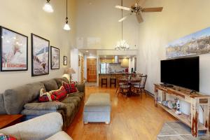 sala de estar con sofá y TV de pantalla plana en Brown Bear Lodge #322, en Durango Mountain Resort