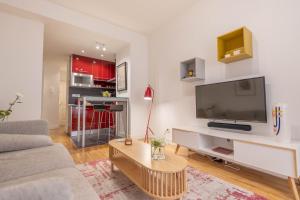 een woonkamer met een grote flatscreen-tv bij Perfect one bedroom apartment in Madrid