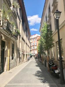 een straat met gebouwen en een straatlicht bij Perfect one bedroom apartment in Madrid
