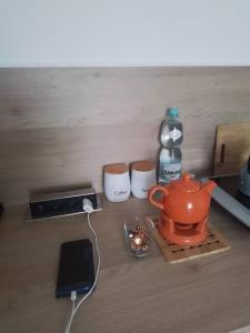 a counter with a tea kettle and a bottle of water at Studio z widokiem na rzekę in Przemyśl