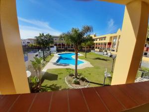 Vista de la piscina de Apartamento Marisma del Guadalquivir o d'una piscina que hi ha a prop