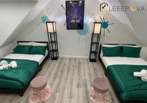 2 letti in una camera con verde e bianco di Luxury & Modern 1 BR Apartment 5Plus Guests Couples Families Business SleeepOva Short Lets & Serviced Accommodation a Londra