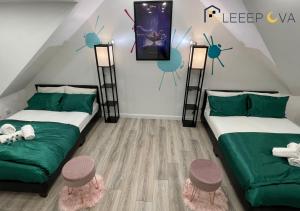 duas camas num quarto com verde e branco em Luxury & Modern 1 BR Apartment 5Plus Guests Couples Families Business SleeepOva Short Lets & Serviced Accommodation em Londres