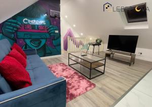 sala de estar con sofá azul y TV en Luxury & Modern 1 BR Apartment 5Plus Guests Couples Families Business SleeepOva Short Lets & Serviced Accommodation, en Londres