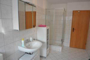 ein Bad mit einem Waschbecken und einer Dusche in der Unterkunft Ferienwohnung Bohlen 65265 in Moormerland