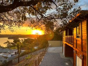 贝洛奥里藏特VIA SPE - Pousada的日落背景度假屋