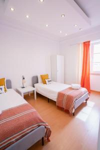 リスボンにあるAlameda Apartments & Roomsのベッドルーム1室(ベッド2台、ソファ付)