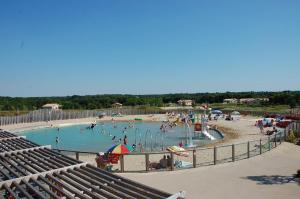 un grupo de personas en una piscina en un parque acuático en Chalet en pleine nature, en La Chapelle-Hermier