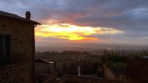 vistas a la puesta de sol desde un edificio en Calema Country House Vinci en Vinci