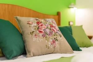 uma almofada com um padrão de flores sobre a cama em [Sorrento Coast] Villa with garden Il Glicine em Piano di Sorrento